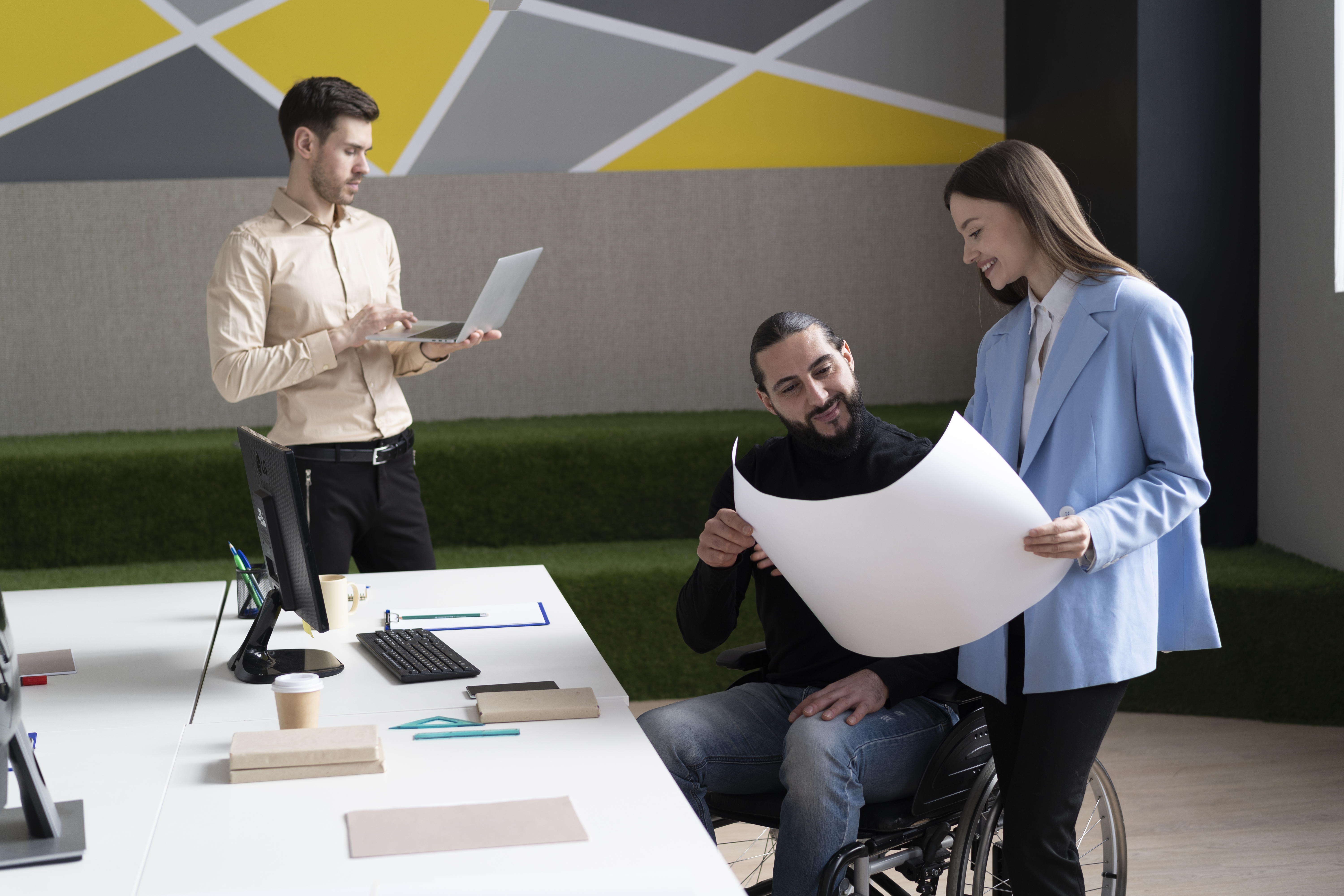 _img/blogs/50519_medium-shot-colleagues-working.jpg